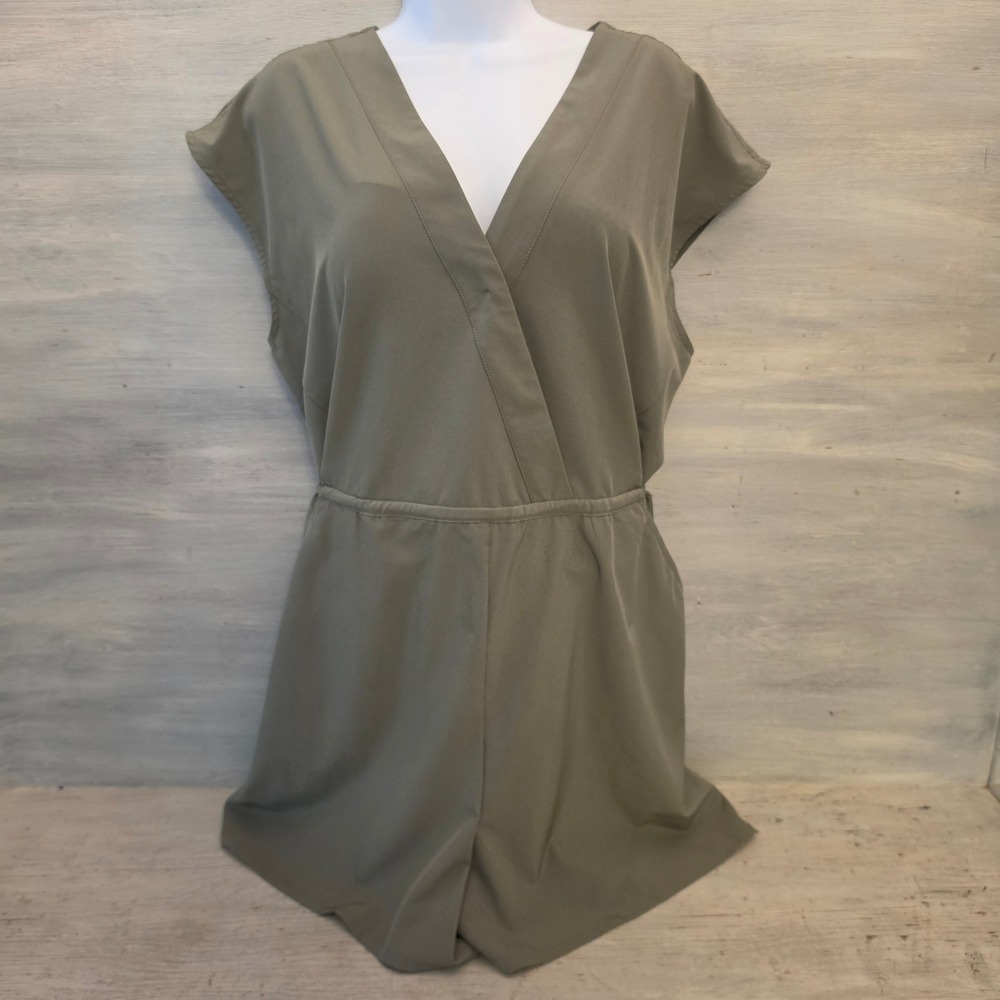 Emma & Michele Olive Gree Vneck Short Sleeve Tie Back Romper Size XL GC